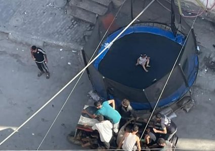 صورة توثق حجم الألم في غزة تجمع بين الحياة والموت