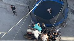 صورة توثق حجم الألم في غزة تجمع بين الحياة والموت