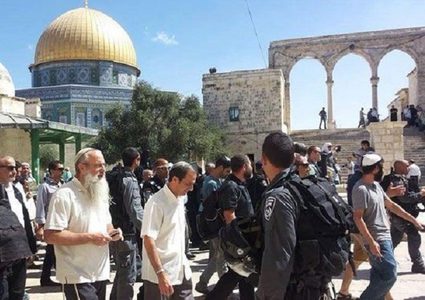مستوطنون يقتحمون الأقصى ويؤدّون طقوسًا تلمودية بحماية شرطة الاحتلال