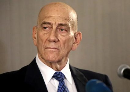 أولمرت: المستوطنون يرتكبون جرائم حرب والجيش يقتل الفلسطينيين يوميا