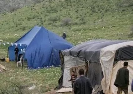 مستعمرون يضعون اعلام الاحتلال بالقرب من منازل المواطنين