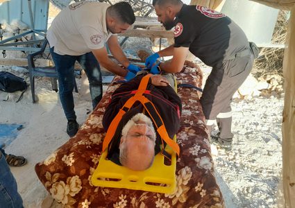 إصابة مسن في اعتداء وحشي نفذه مستوطنون على أهالي خربة أم نير جنوب الخليل