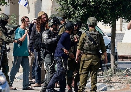 الاحتلال يشن حملة اقتحامات بالضفة.. مستوطنون يعتدون على مسن بمسافر يطا