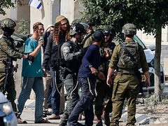 الاحتلال يشن حملة اقتحامات بالضفة.. مستوطنون يعتدون على مسن بمسافر يطا