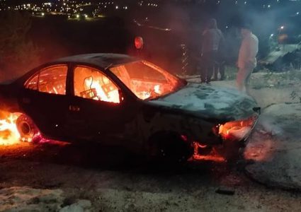 مستوطنون يحرقون مشطب مركبات في برقا شرق رام الله