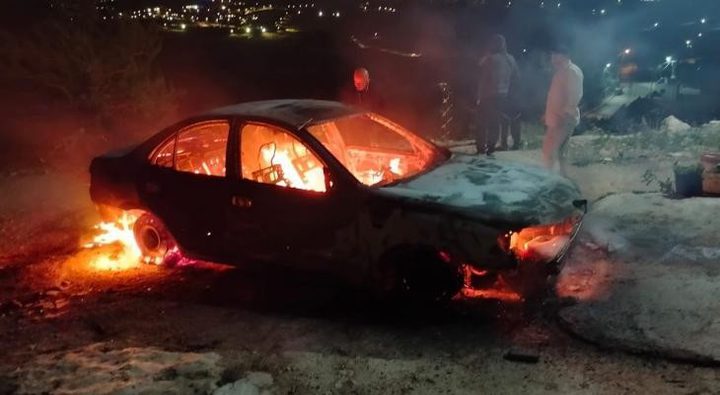 مستوطنون يحرقون مشطب مركبات في برقا شرق رام الله