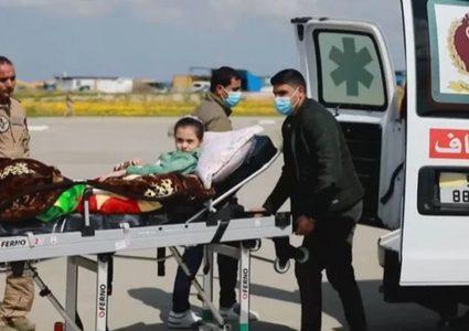 الدفعة الأكبر .. إجلاء 35 طفلًا مريضًا من غزة إلى الأردن للعلاج