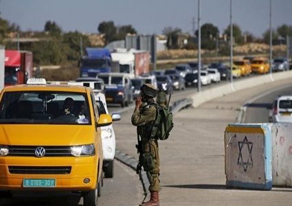 قوات الاحتلال تعيق حركة المواطنين غرب بيت لحم