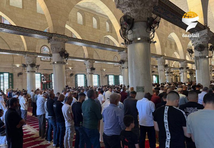 الآلاف يؤدون صلاة الجمعة في المسجد الأقصى المبارك
