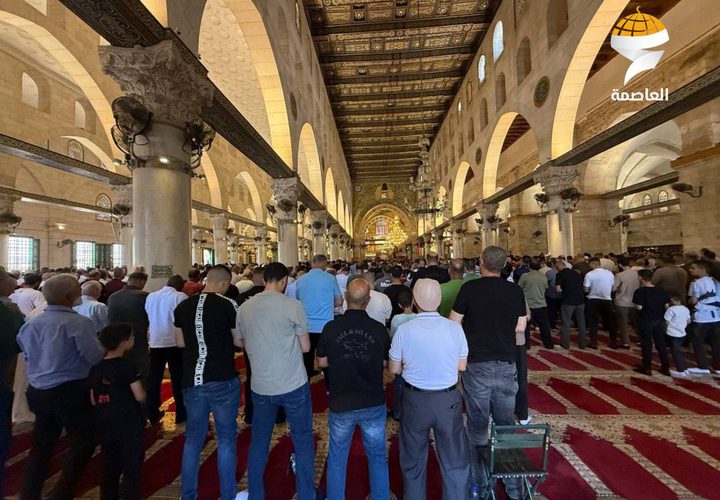 الآلاف يؤدون صلاة الجمعة في المسجد الأقصى المبارك