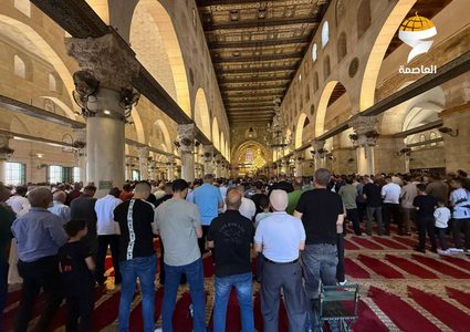 الآلاف يؤدون صلاة الجمعة في المسجد الأقصى المبارك