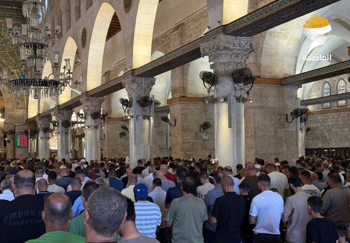 الآلاف يؤدون صلاة الجمعة في المسجد الأقصى المبارك