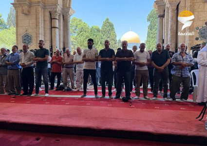 الآلاف يؤدون صلاة الجمعة في المسجد الأقصى المبارك