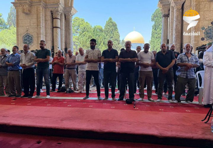 الآلاف يؤدون صلاة الجمعة في المسجد الأقصى المبارك