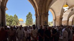الآلاف يؤدون صلاة الجمعة في المسجد الأقصى المبارك