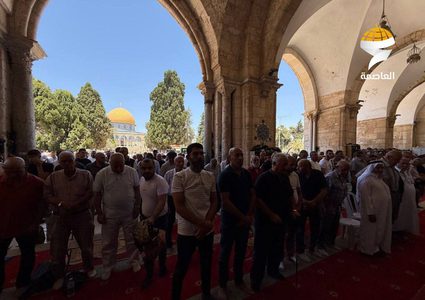 الآلاف يؤدون صلاة الجمعة في المسجد الأقصى المبارك