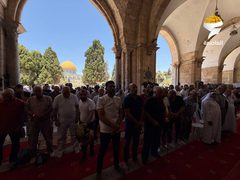 الآلاف يؤدون صلاة الجمعة في المسجد الأقصى المبارك