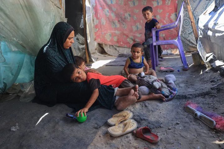 قصف مستمر على غزة.. والجوع يفتك بالسكان المحاصرين