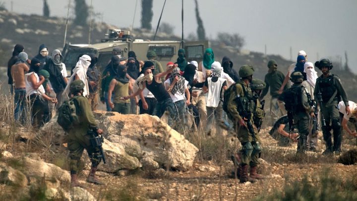 المستوطنين بالضفة تسببت في تهجير 69 تجمعا للفلسطينيين