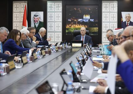 الحكومة تقر ترتيبات جديدة لدوام الموظفين العموميين في ظل الأزمة المالية