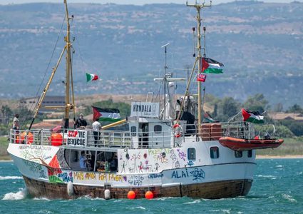 "سفينة "حنظلة" لكسر الحصار تصل المياه الدولية في طريقها لغزة