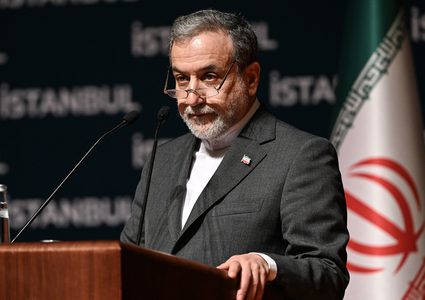 إيران تستأنف مفاوضات نووية مع الترويكا الأوروبية وسط تهديدات بإعادة العقوبات