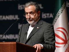 إيران تستأنف مفاوضات نووية مع الترويكا الأوروبية وسط تهديدات بإعادة العقوبات