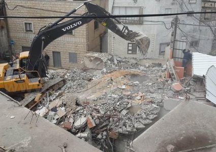 الاحتلال يُجبر ثلاثة مواطنين مقدسيين على تفريغ منازلهم تمهيدا لهدمها ذاتيا
