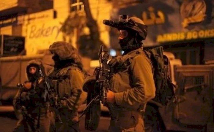 الاحتلال يصيب شابا بالرصاص الحي ويعتقل 3 آخرين خلال اقتحام نابلس