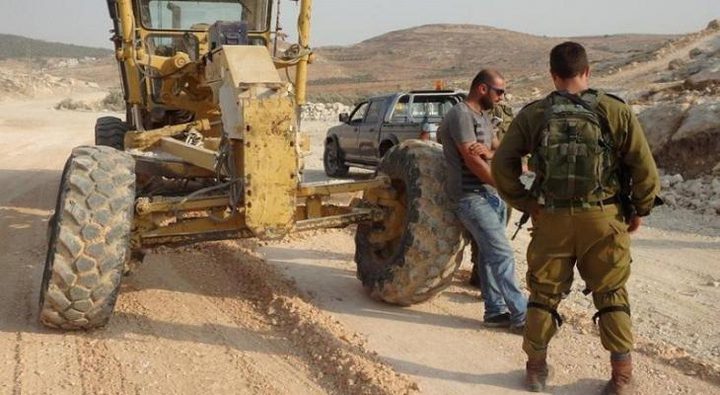 الاحتلال يستولي على جرافة و3 شاحنات من محجر في اليامون