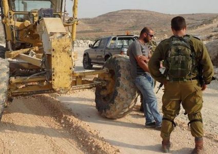 الاحتلال يستولي على جرافة و3 شاحنات من محجر في اليامون