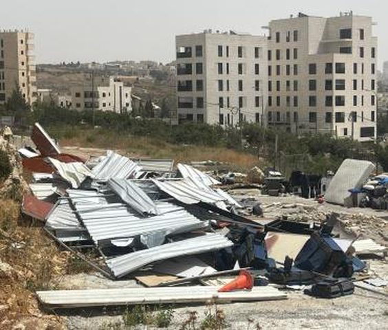 الاحتلال يهدم خياما وبركسات في المغير