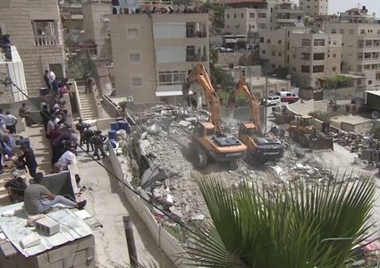 الاحتلال يخطر بهدم بناية سكنية في القدس تقطنها 17 عائلة
