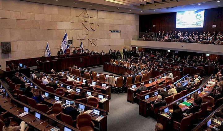 الكنيست يمدّد "قانون" احتجاز المعتقلين الغزيين دون اتهام ومنعهم من لقاء محامين
