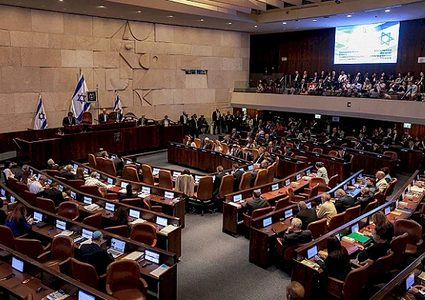 الكنيست يمدّد "قانون" احتجاز المعتقلين الغزيين دون اتهام ومنعهم من لقاء محامين
