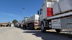 بعد انتقادات دولية.. إسرائيل تسمح بدخول 70 شاحنة مساعدات إلى غزة