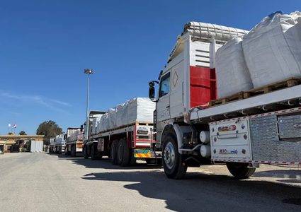 بعد انتقادات دولية.. إسرائيل تسمح بدخول 70 شاحنة مساعدات إلى غزة