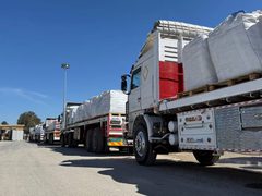 بعد انتقادات دولية.. إسرائيل تسمح بدخول 70 شاحنة مساعدات إلى غزة