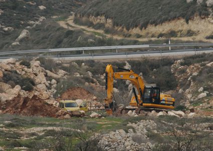 الاحتلال يستولي على جرار زراعي في الأغوار الشمالية