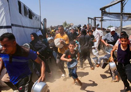 "الأورومتوسطي": الإنزالات الجوية للمساعدات مهينة ولا تعالج التجويع بغزة