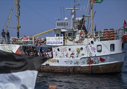 الاحتلال يهاجم سفينة كسر الحصار المتجهة إلى غزة
