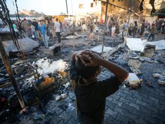 إسرائيل تقصف خيام النازحين في غزة بعد الإعلان عن هدنة إنسانية