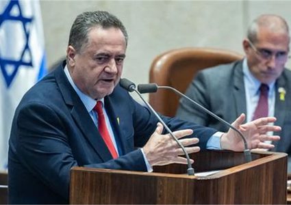 وزير جيش الاحتلال يهدد المرشد الإيراني بالاغتيال