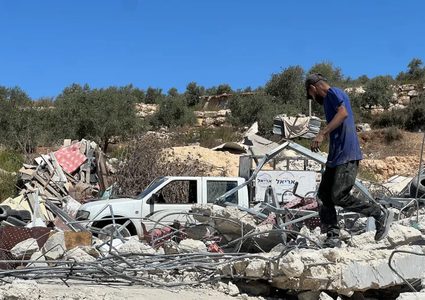 إخطارات هدم مداهمات واعتقالات تطال مدنًا وبلدات فلسطينية