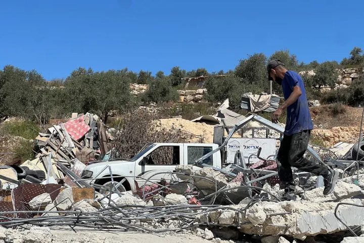 إخطارات هدم مداهمات واعتقالات تطال مدنًا وبلدات فلسطينية