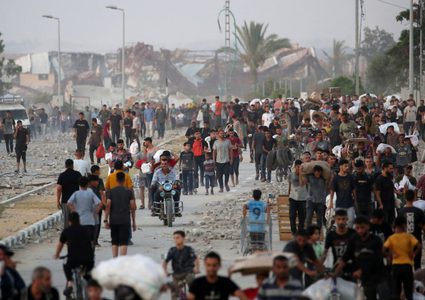 استمرار دخول المساعدات إلى غزة وسط قيود إسرائيلية