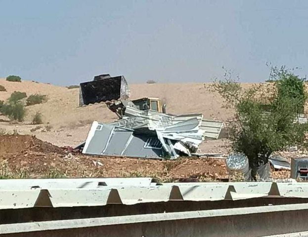 قوات الاحتلال تخطر بهدم منشآت زراعية للمواطنين