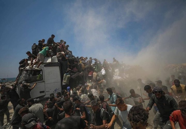 مشاهد صادمة لطوفان بشري نحو شاحنات المساعدات في غزة بحثا عن النجاة وسد رمق الجوع