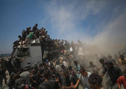 مشاهد صادمة لطوفان بشري نحو شاحنات المساعدات في غزة بحثا عن النجاة وسد رمق الجوع