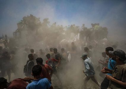 مشاهد صادمة لطوفان بشري نحو شاحنات المساعدات في غزة بحثا عن النجاة وسد رمق الجوع